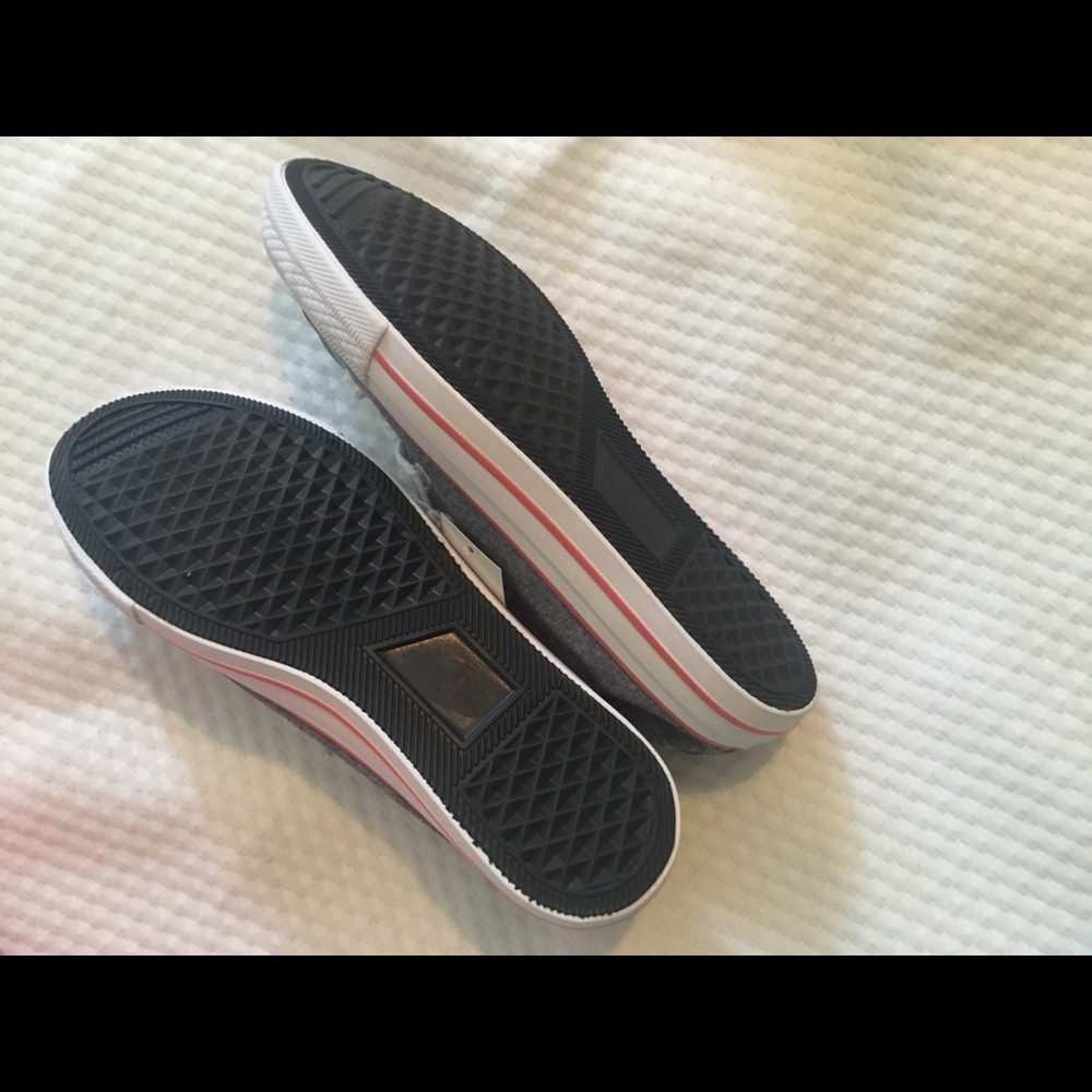 Sneakers size 5.5 gray on pink - Picture 2 of 2
